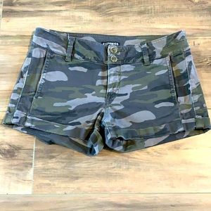 Gently Loved 💖 Camo short by Express